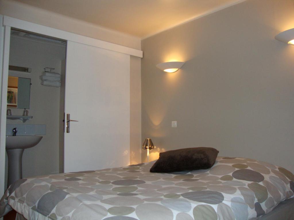 Hotel Restaurant De La Place Saint-Jean-d'Angely Room photo