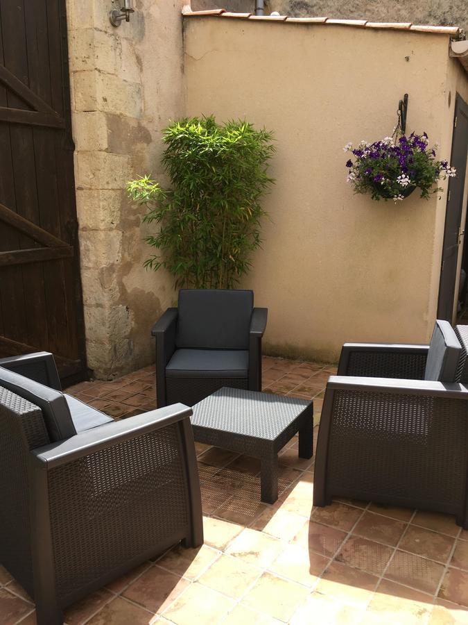 Hotel Restaurant De La Place Saint-Jean-d'Angely Exterior photo